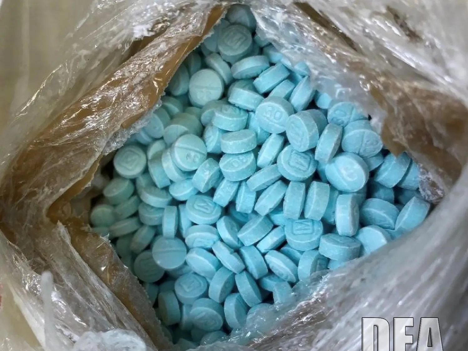 Peque帽as p铆ldoras zules que representan el Fentanilo